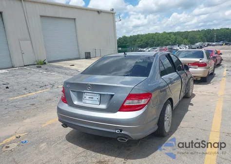 2009 Mercedes-Benz C 300 Luxury/Sport z USA, uszkodzony, nr VIN WDDGF54X59R051705